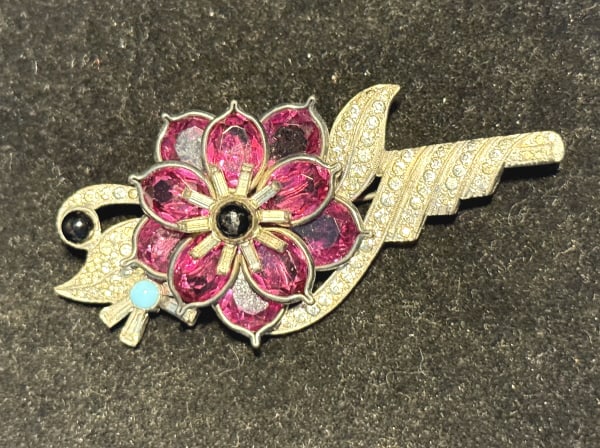 GORGEOUS VINTAGE RHINESTONE FLORAL BROOCH (1 of 2)