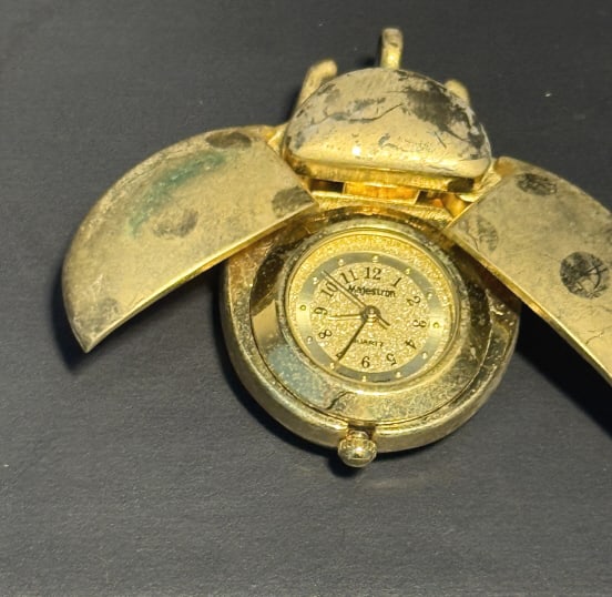 VINTAGE LADY BUG LOCKET PENDANTNECKLACE WATCH: About 2" wide when open