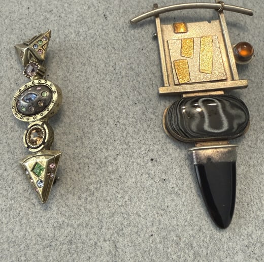 2 VINTAGE ARTIST SIGNED DESIGNER BROOCHES (1 of 3)