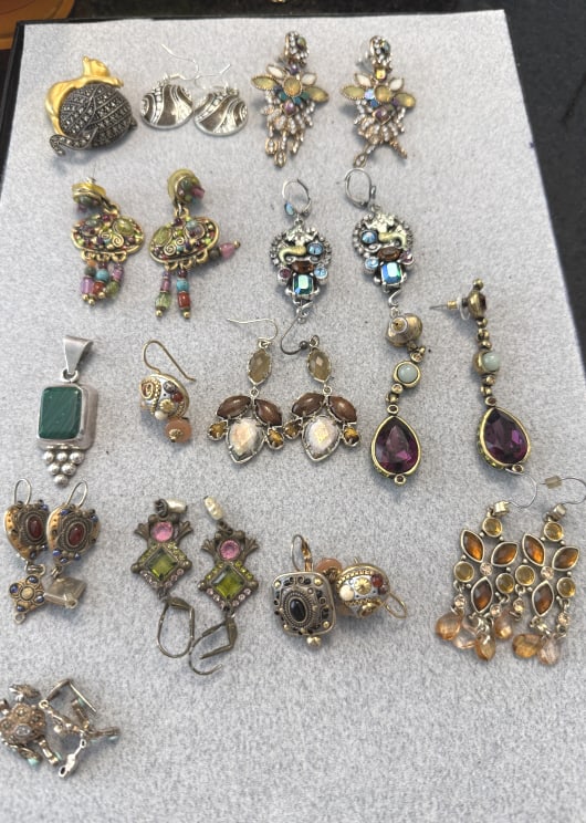 COLLECTION VINTAGE DESIGNER & VICTORIAN JEWELRY: Consists of earrings, and brooches, to include Heidi Daus