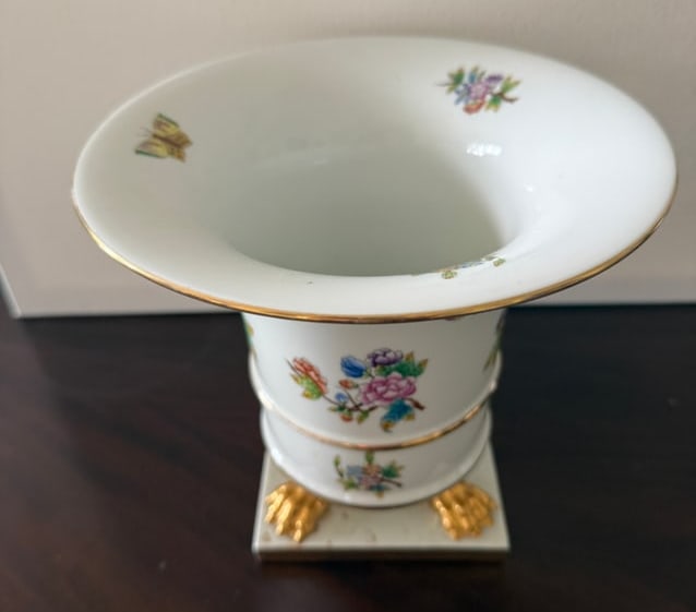 HEREND PORCELAIN QUEEN VICTORIA CACHE POT VASE WITH BASE (1 of 3)