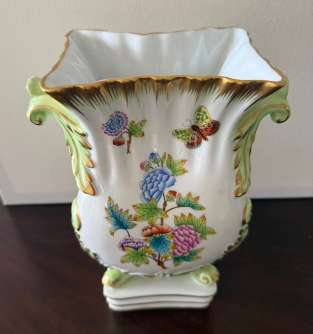 HEREND PORCELAIN QUEEN VICTORIA BAROQUE VASE (1 of 3)
