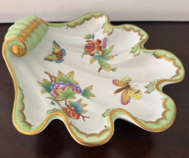 HEREND PORCELAIN QUEEN VICTORIA LARGE HANDLED NAPPY: 9" IN length, signed to base, in excellent condition