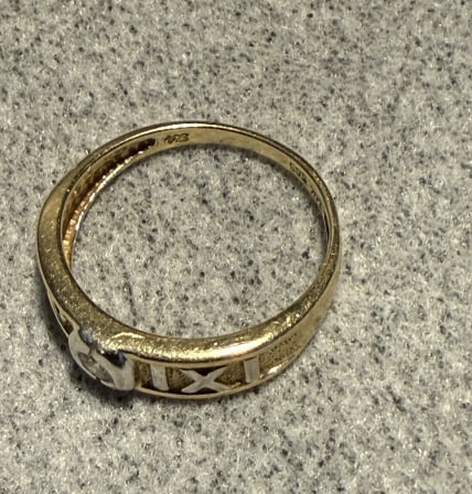 14 KT YELLOW GOLD DIAMOND RING: Sizze 6 with small round brilliant diamond in the center, total weight 1.6 dwt