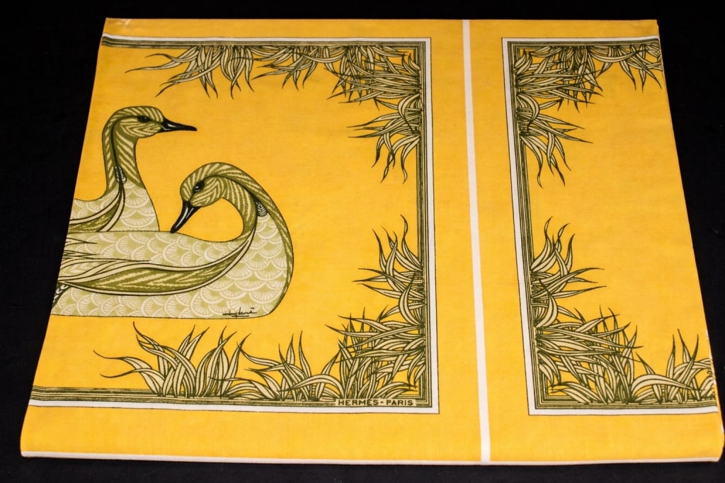 RARE HERMES VINTAGE TABLECLOTH 4 NAPKINS: IN the matching DUCK pattern, from the 1970's, in very good condition. Measures 57” X 53”