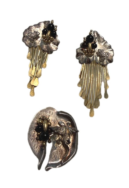 VINTAGE ARTESIAN STERLING & BRASS COSTUME SUITE: Consists of a spiky fan like fringed earrings, sterling and brass with onyx accents, unsigned, tests sterling, with a matching pendant of a bird with also onyx accents, reall unique mid century suite 