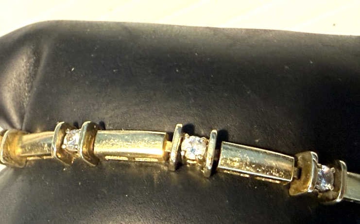 14KT YG BRACELET WITH DIAMONDS SET BETWEEN LINKS: About 6" in length, round brilliant diamonds, set between gold tubular links , 10 round diamonds of .01 cts each, total weight of the bracelet 8.24 dwt