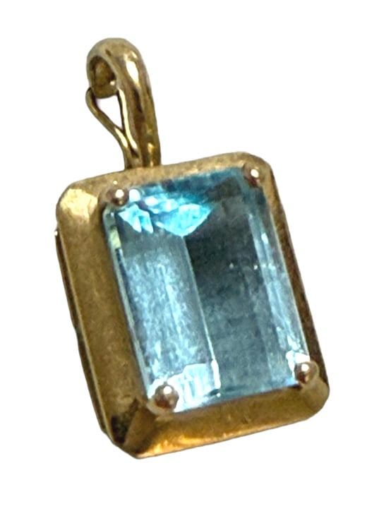14KT YELLOW GOLD TOPAZ BASKET SET PENDANT: MARKED 14kt about 3/4" in length. with a total weight of 3.3 dwt