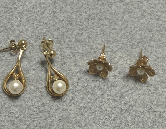 2 PAIR VTG PEARL & 14KT YELLOW GOLD EARRINGS: Each about 1/2 " in length, total weight 2.30 dwt