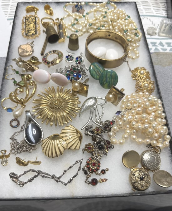 LARGE COLLECTION OF VINTAGE COSTUME JEWELRY (1 of 3)