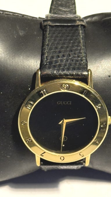 VTG GUCCI 300MM GOLD PLATED QUARTZ WATCH: Comes with black dial and leather strp