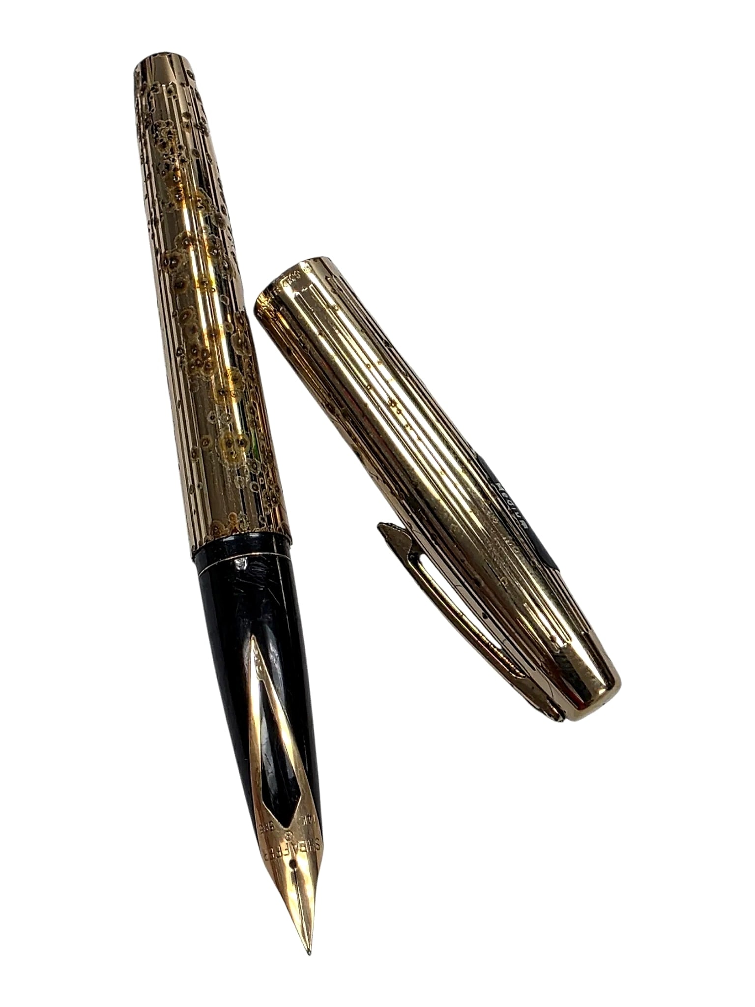 Sheaffer Imperial Triumph 797 Fluted Fountain Pen with 14K Gold Nib: A Sheaffer Imperial Triumph model 797 fountain pen featuring a gold-tone fluted lined barrel and cap. The section is fitted with an integrated 14K yellow gold inlaid nib marked "SHEAFFER ® 14K 585". 