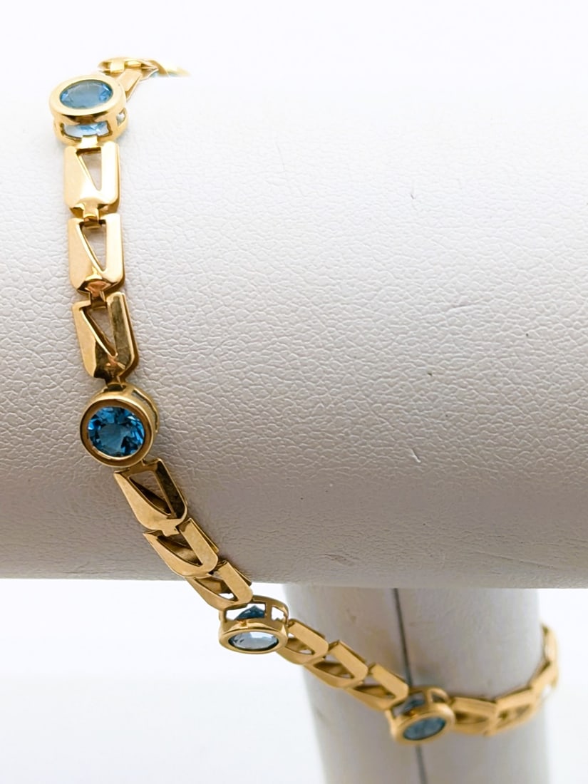 14K Gold Topaz Ladies Bracelet: Length: 8 inches Weight: 4.27g