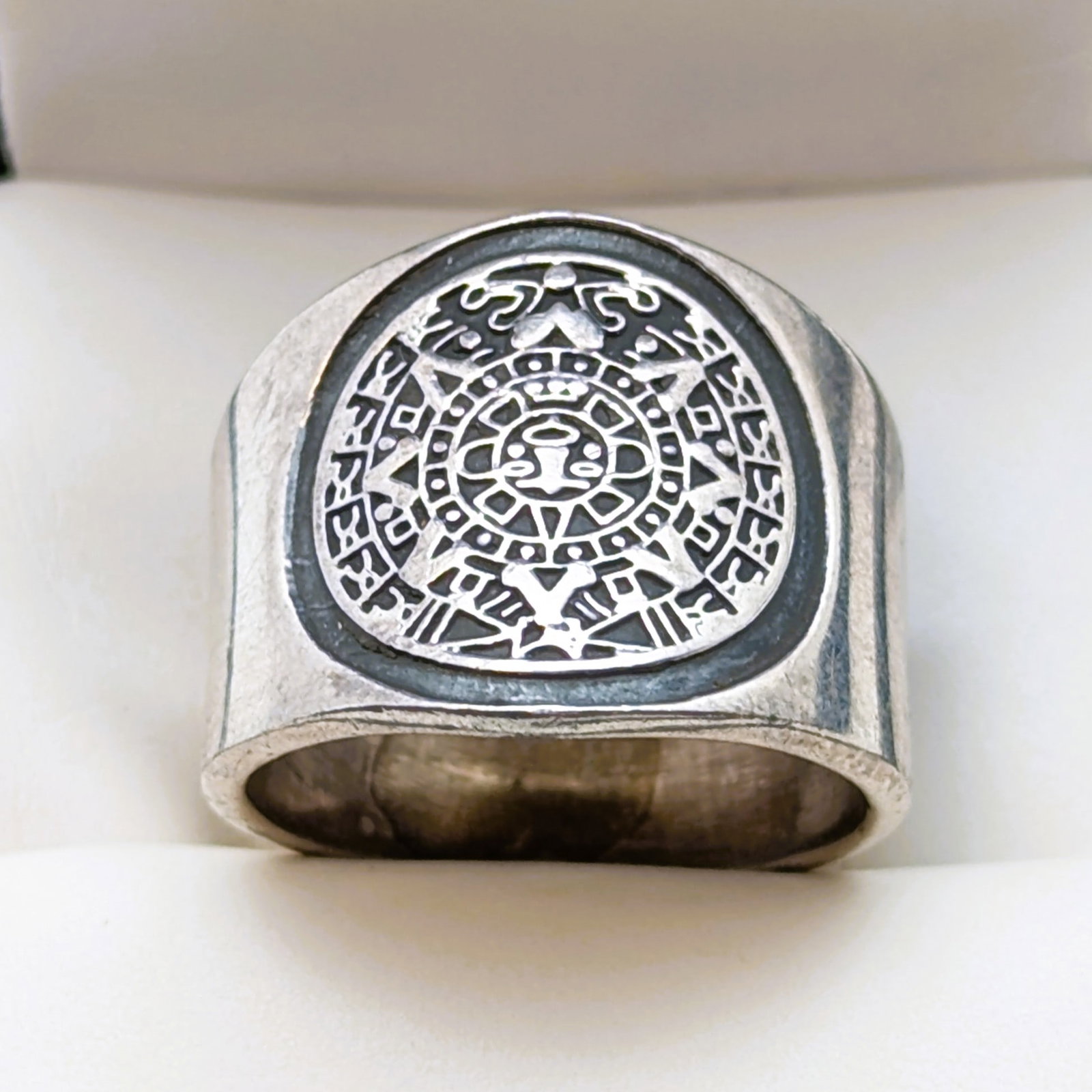 Sterling Silver Aztec Thick Ring: Size: 8 Weight: 11.34g