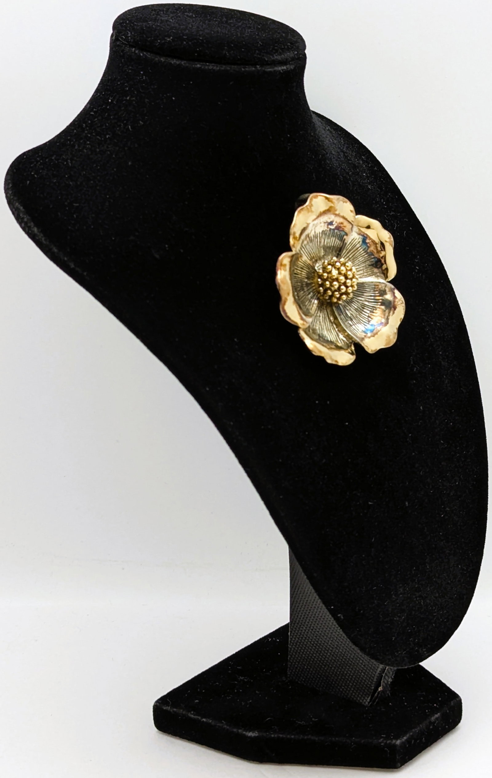 Vintage MJ Gold tone Flower Brooch: Jewelry