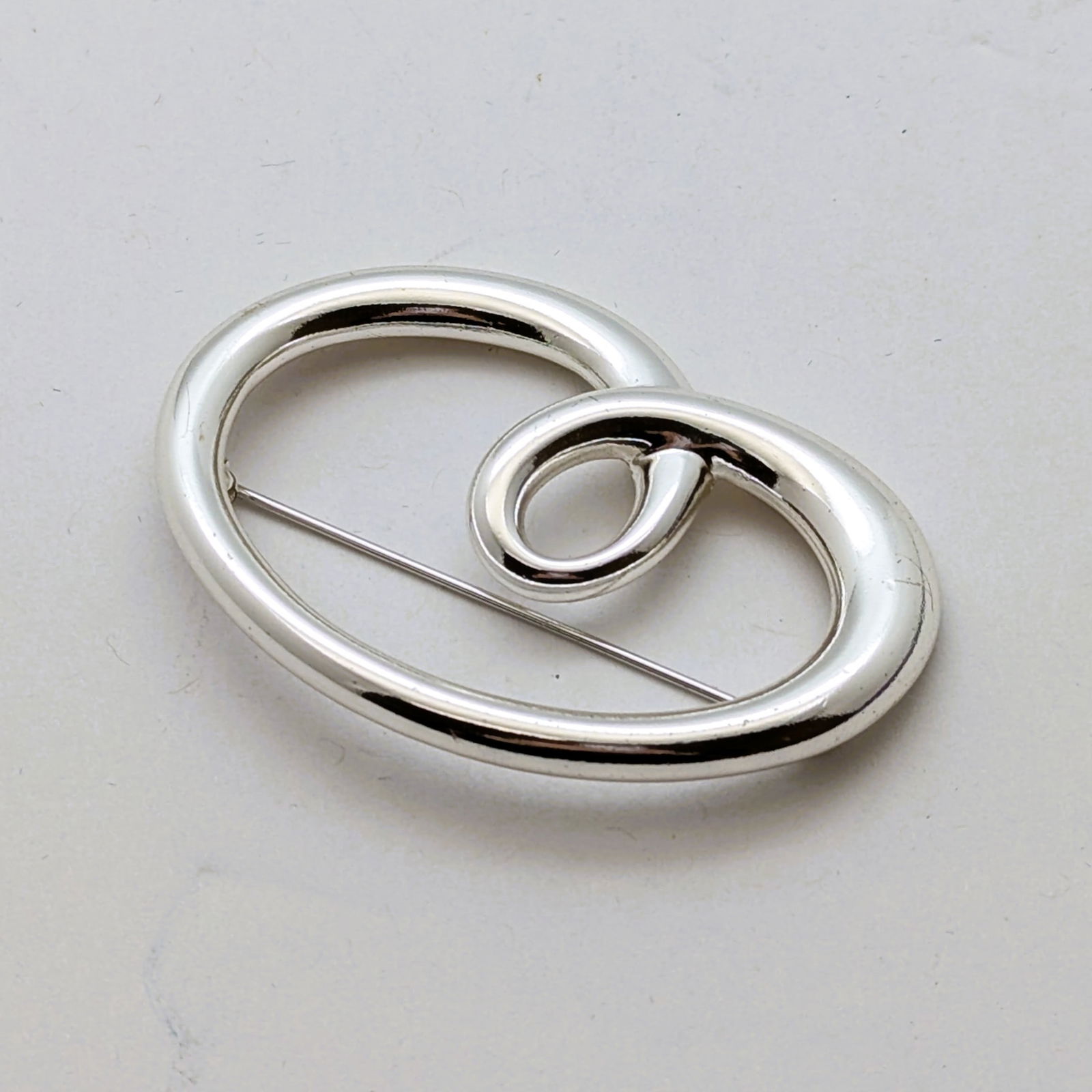 Vintage Monet Loop Ladies Brooch: Size: 1.5in x 2in