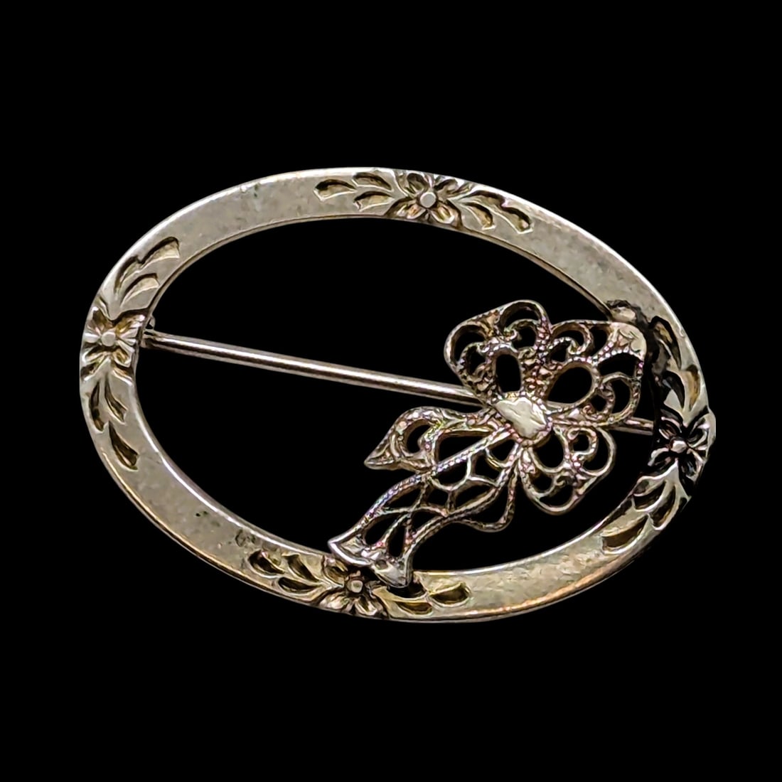 Vintage 12K White Gold filled Oval w/ Ribbon Ladies Brooch: Size: 1.25in x 0.75in