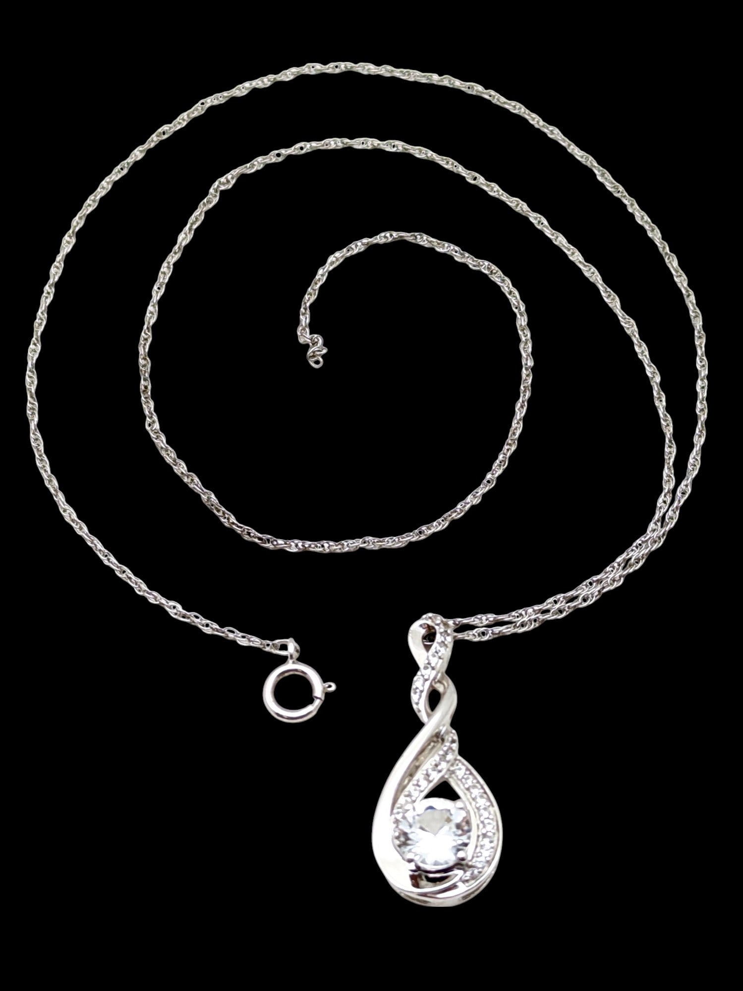 Sterling Silver Teardrop Pendant Ladies Necklace: Part of clasp is missing Length: 18in