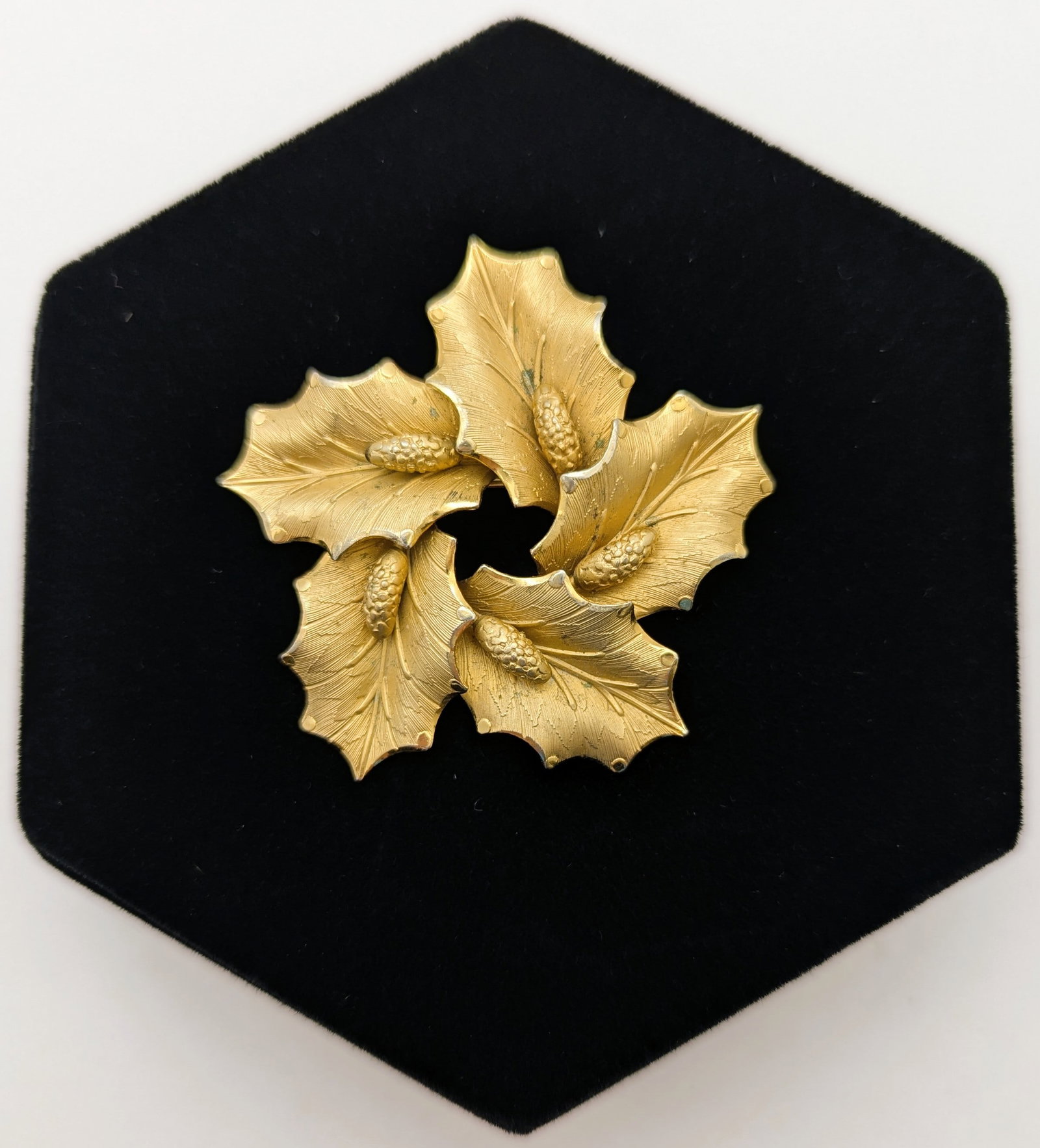 12K Gold filled Leaf Wreath Ladies Brooch: Size: 2in x 2in