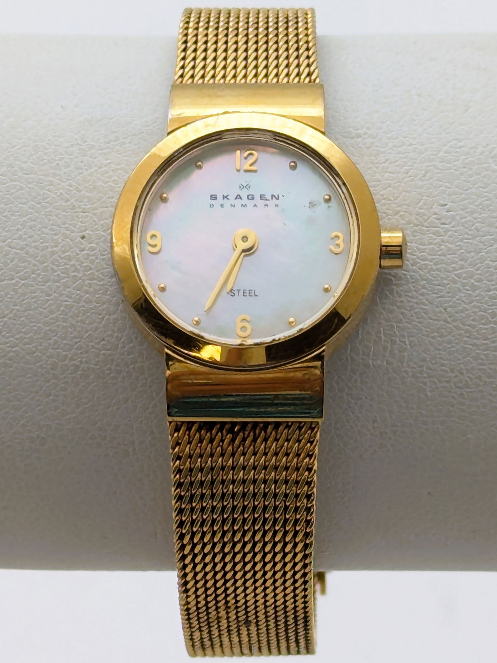 Skagen Denmark Gold tone Mesh Quartz Ladies Watch w/ Mother of Pearl face: Watch is untested, most likely only requires a new battery