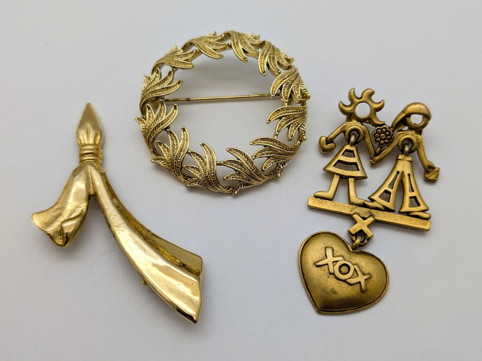 Lot of 3 Costume Ladies Brooches - Grandchildren, Wreath & Ribbon (1 of 11)