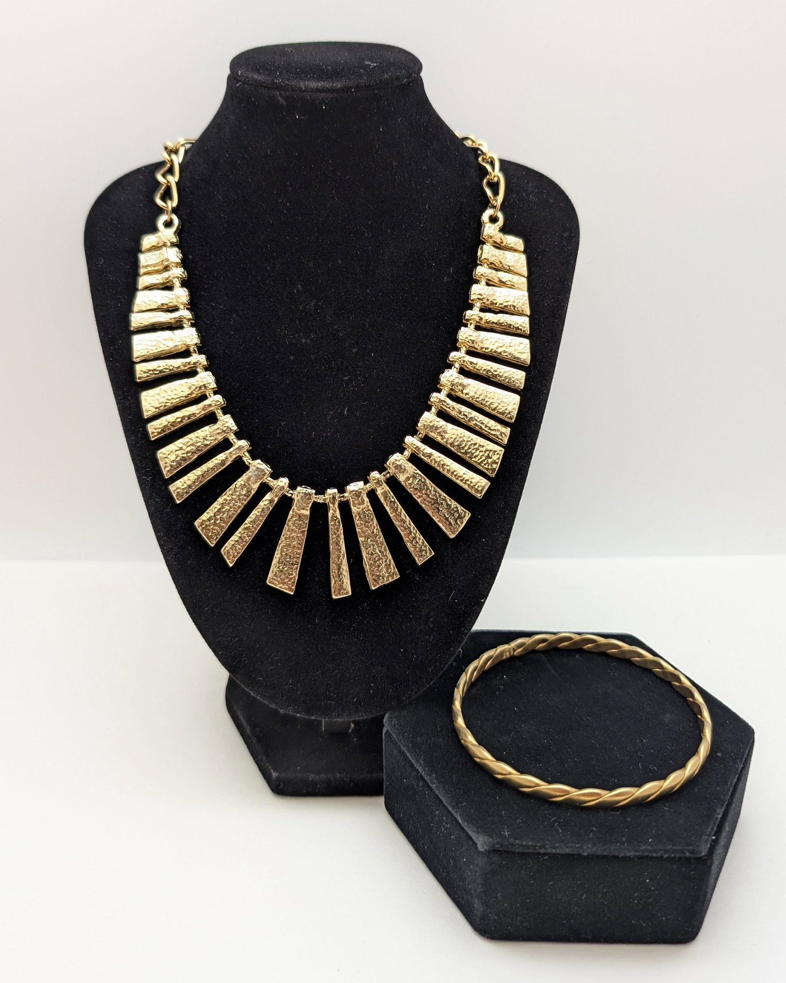 Lot of Beautiful Gold Toned Cleopatra-Style Necklace & Rope Bracelet: Necklace Length: 18in Bracelet Length: 2in