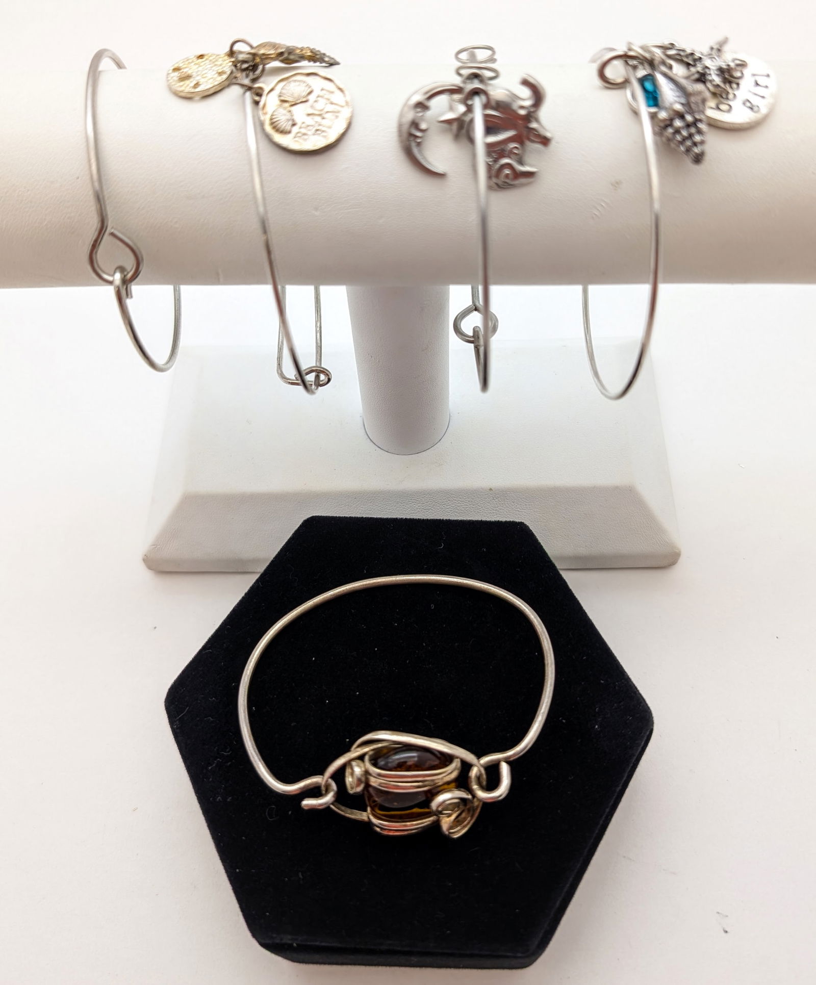 Lot of 5 Silver toned Ladies Bangle Bracelets (1 of 4)