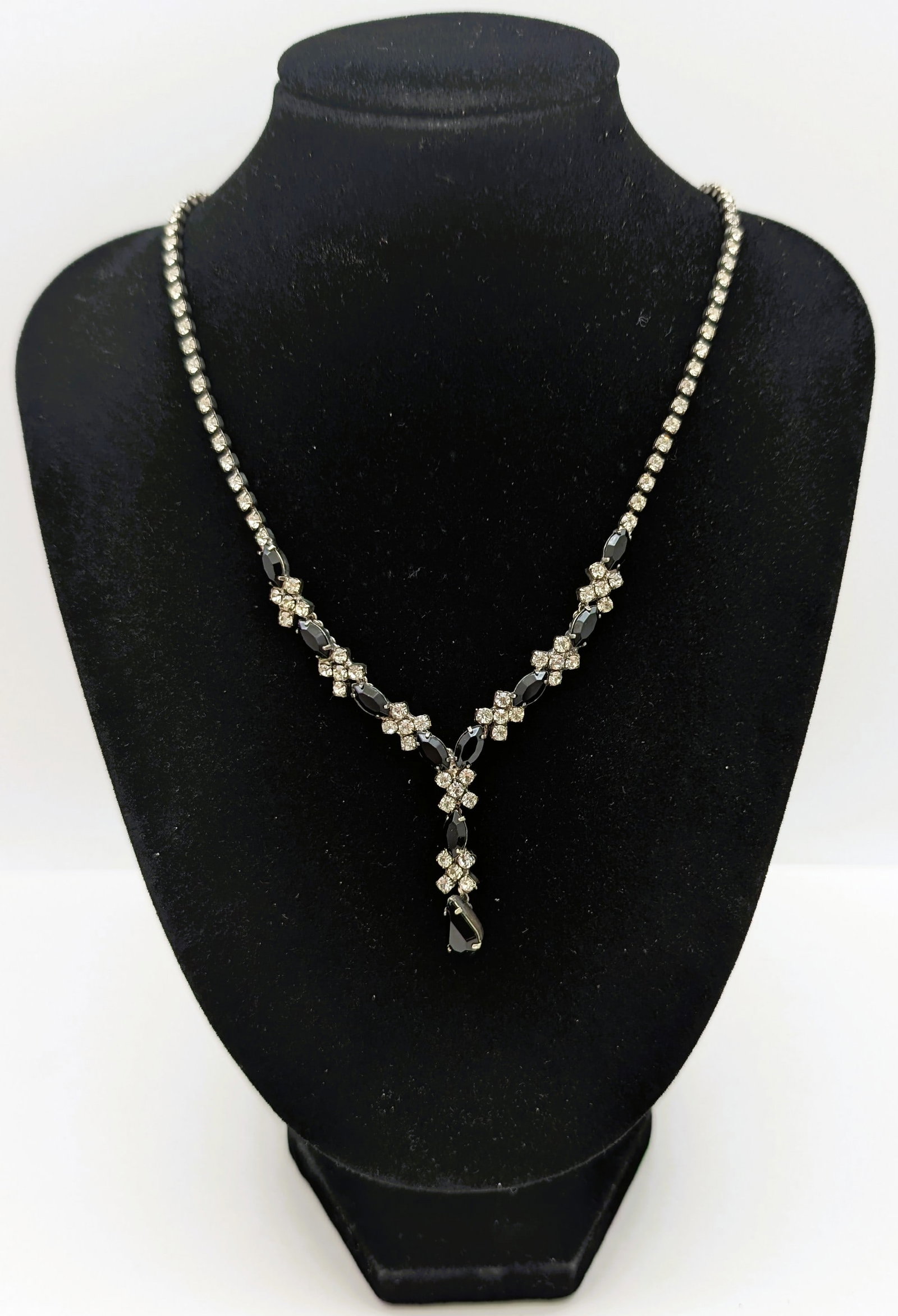 Black & White Floral Gem Costume Ladies Necklace: Part of clasp is missing Length: 15in
