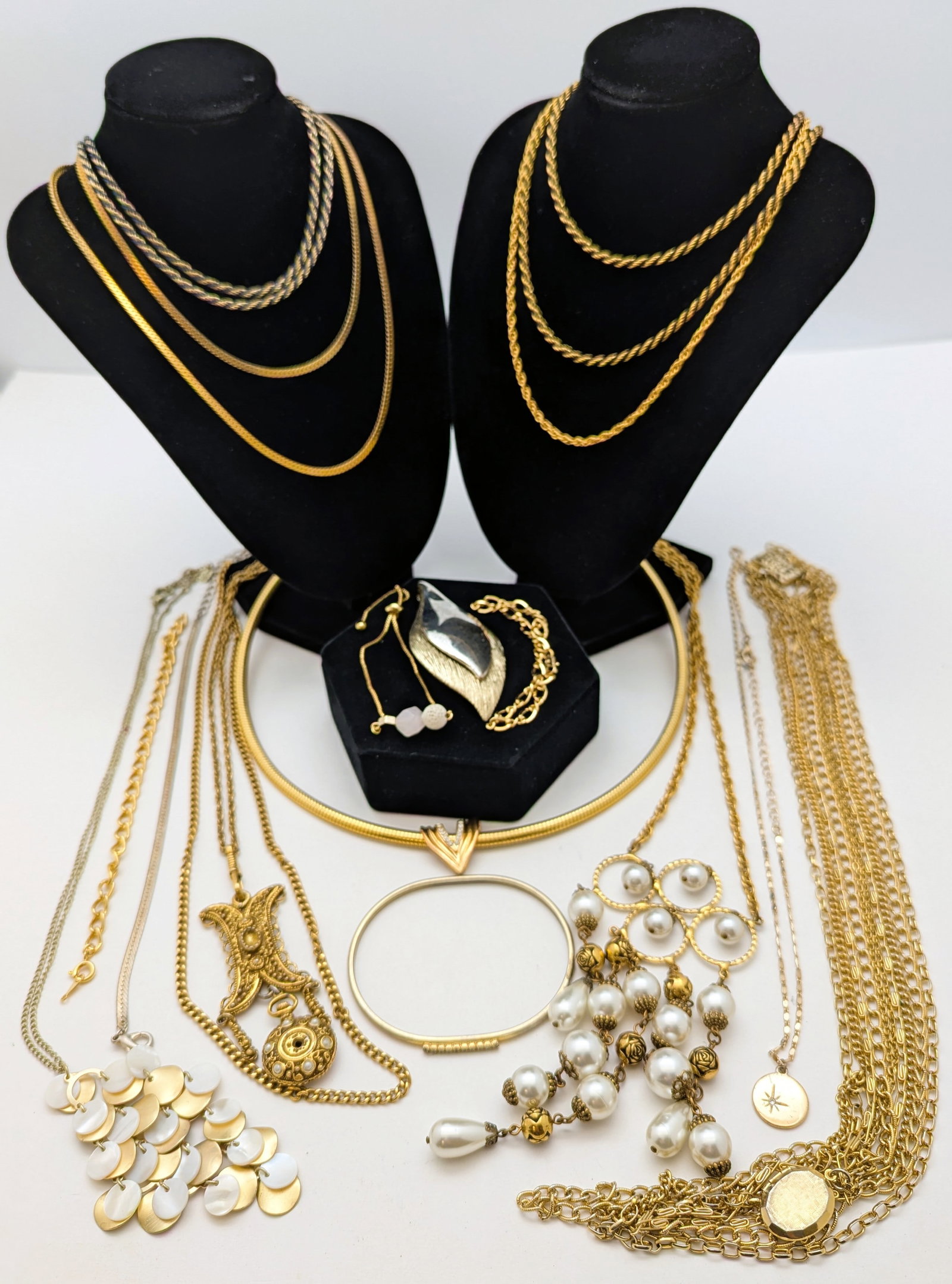 Large Lot of Gold tone Ladies Jewelry - Necklaces, Bracelets, etc.: Jewelry