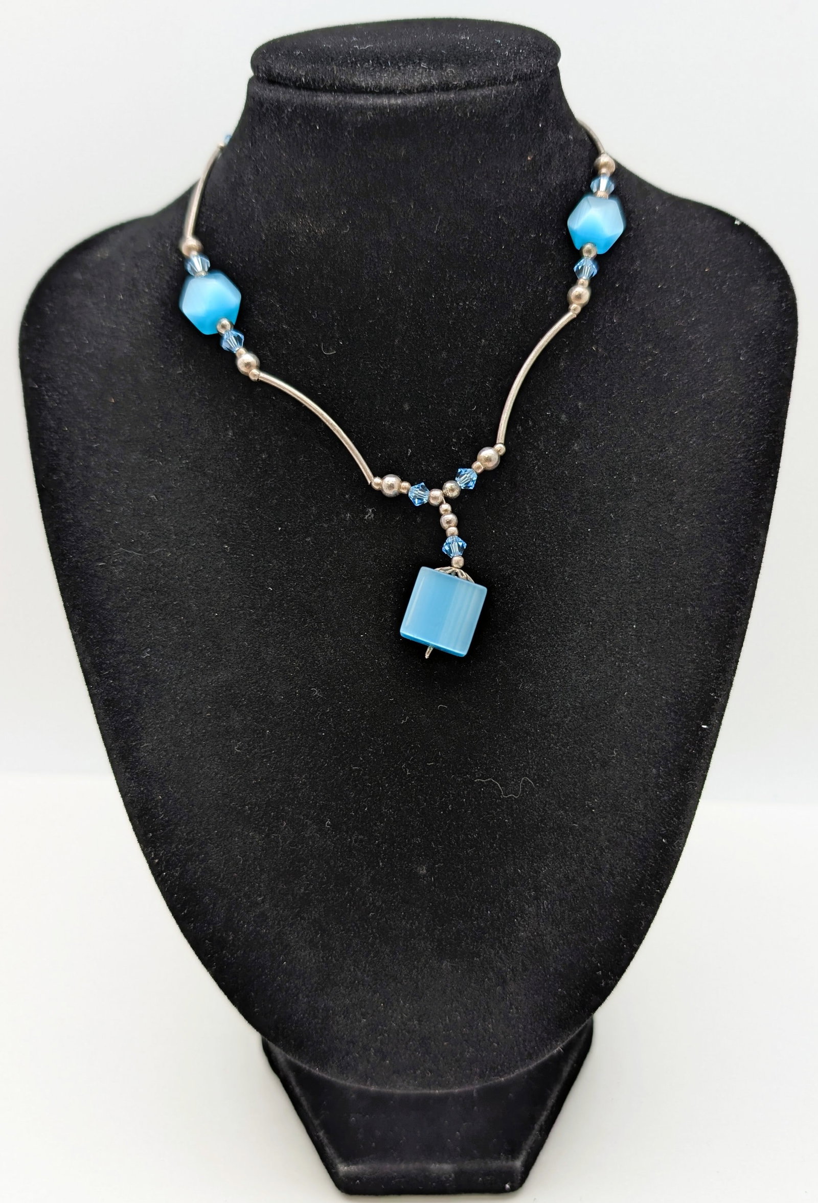 Sterling Silver Blue Beaded Ladies Necklace: Length: 14in