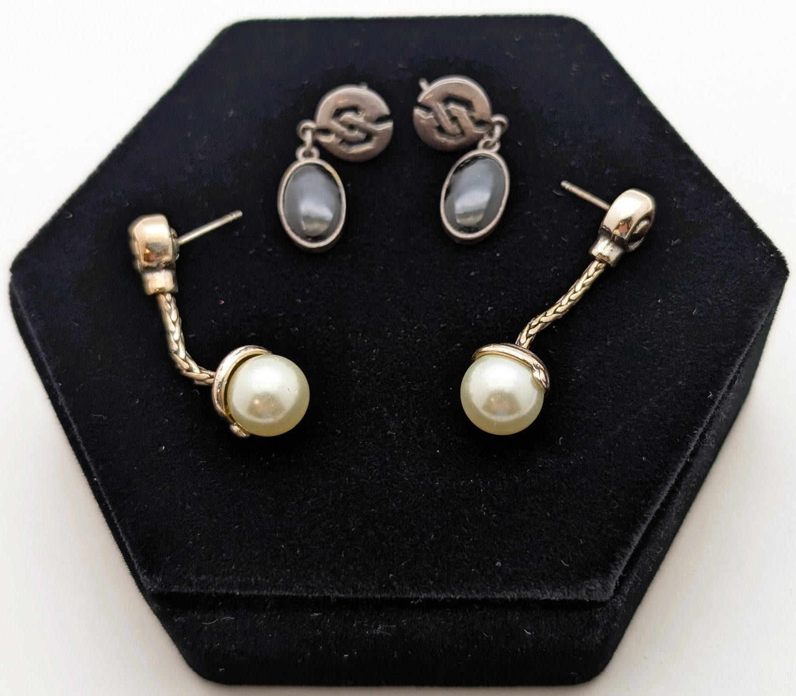 Lot of 2 Earrings - Black Oval & Costume Pearl: Jewelry