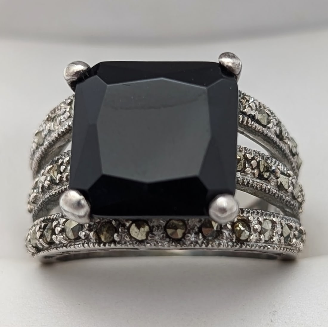 Sterling Silver Square Black Gem Ladies Ring: Size: 7