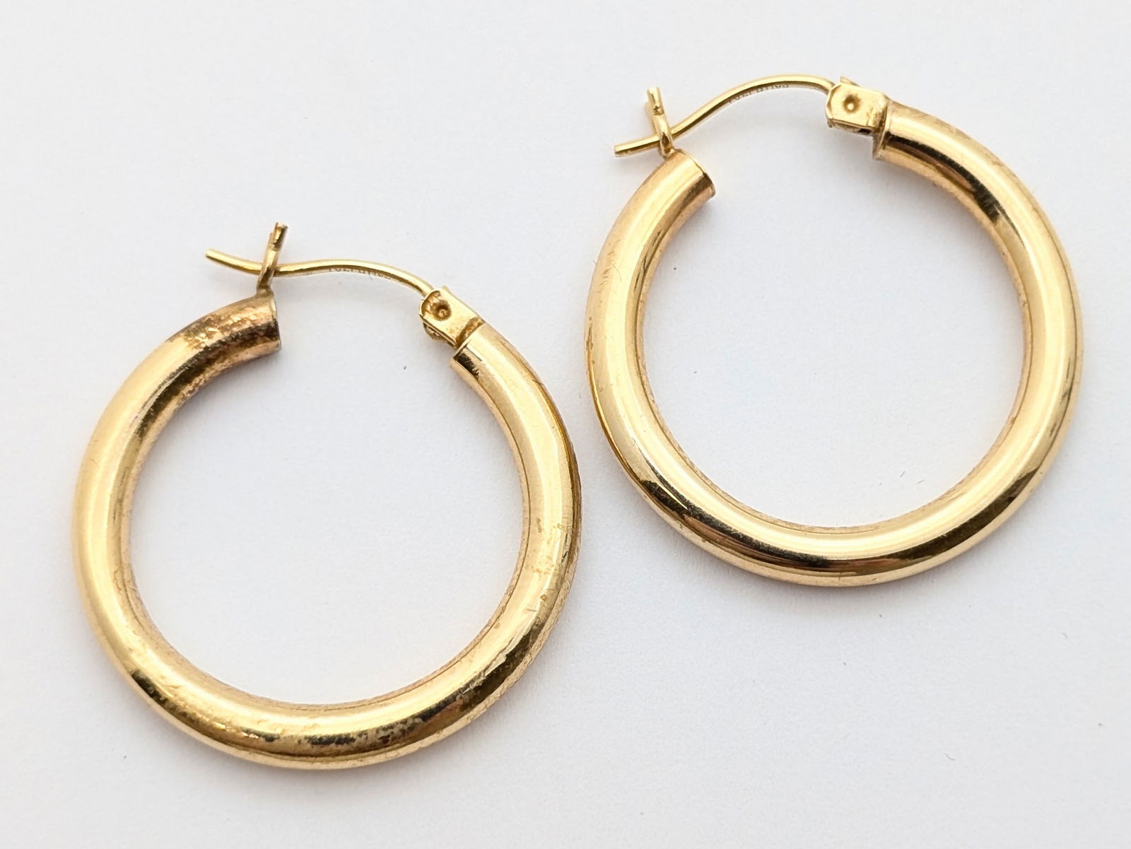 14K Gold Ladies Hoop Earrings - 1.7g: Jewelry
