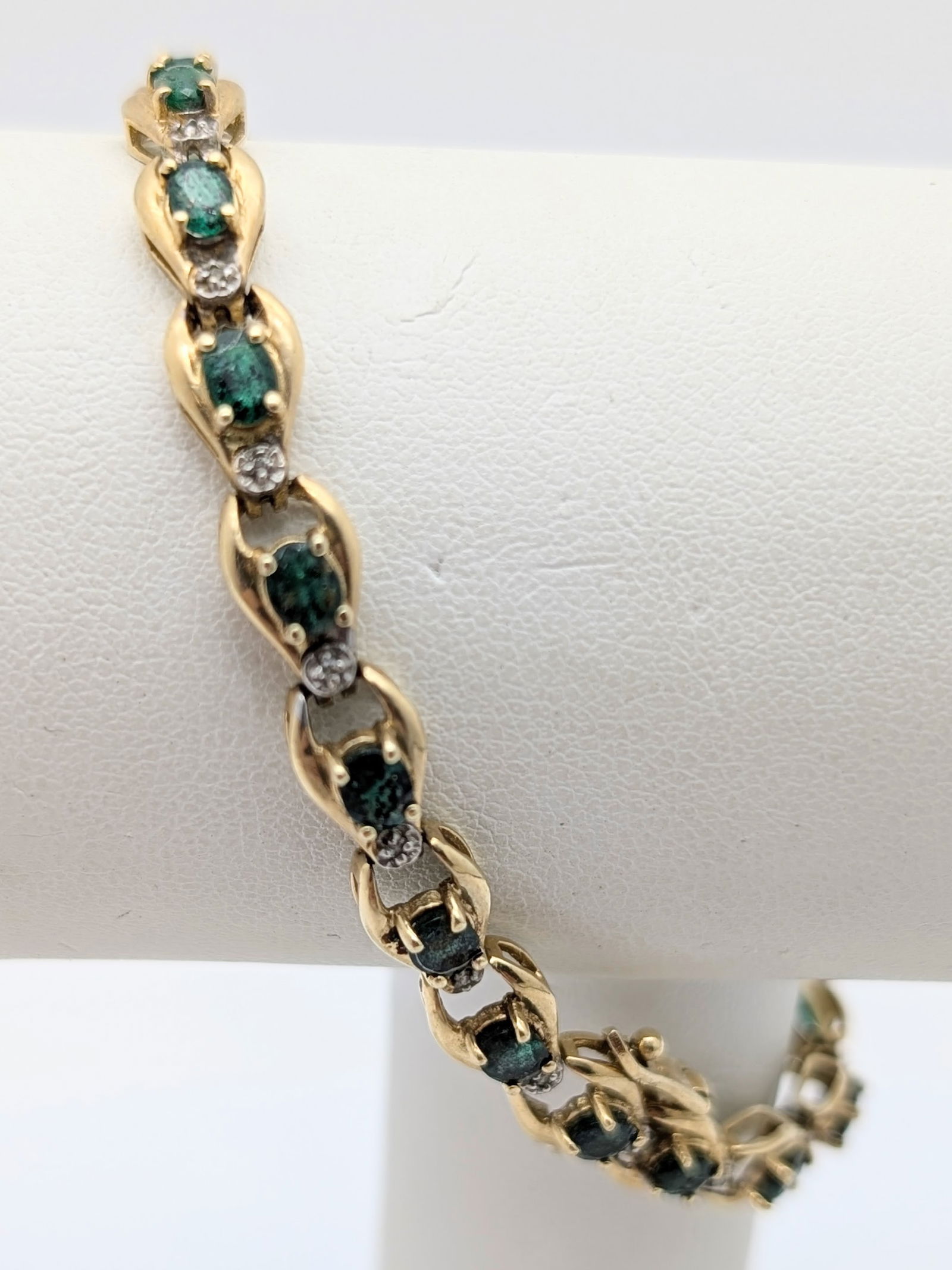 10K Gold & Green Gemmed Ladies Tennis Bracelet - 8.1g: Length: 7in