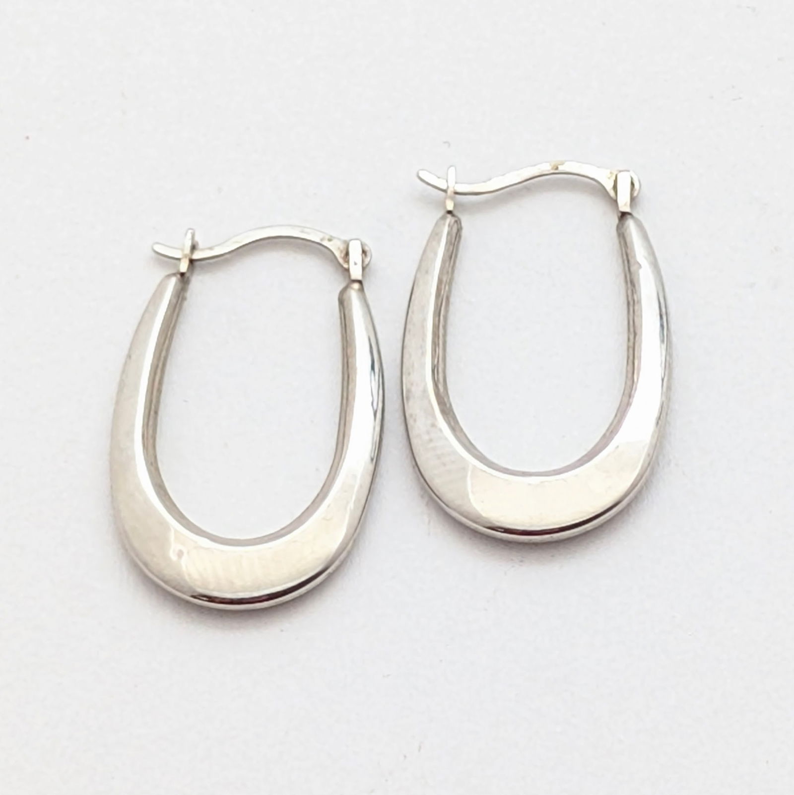 10k White Gold Ladies Oval Hoop Earrings - 0.46g: Jewelry