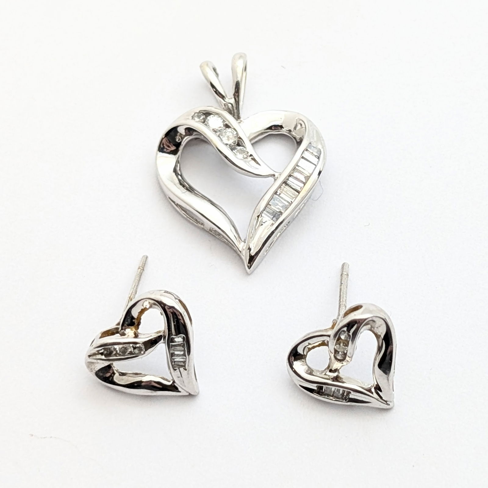 10K White Gold Heart Pendant and Earrings Set - 3.98g (1 of 7)