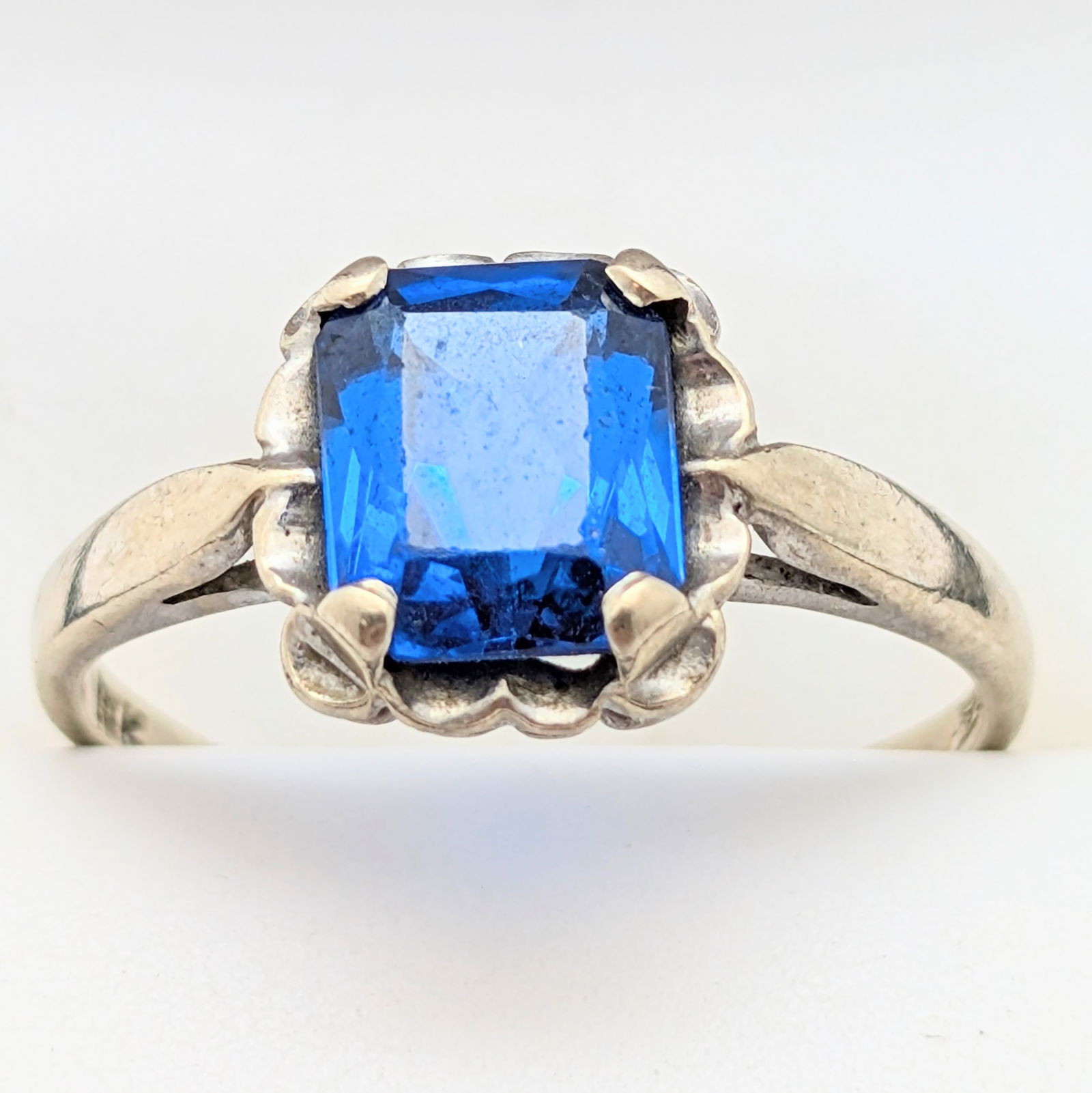 18K White Gold Blue Ladies Ring - 1.94g (1 of 6)