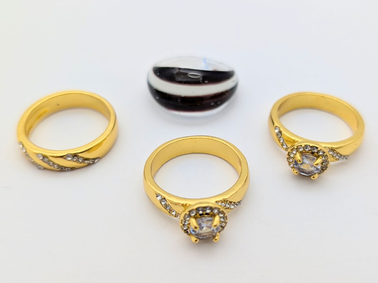 Lot of 4 Ladies Costume Rings (1 of 5)