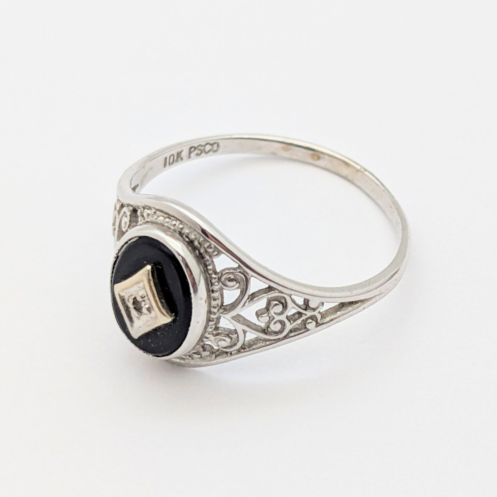10K White Gold Onyx Filigree Ladies Ring - 1.45g - 2