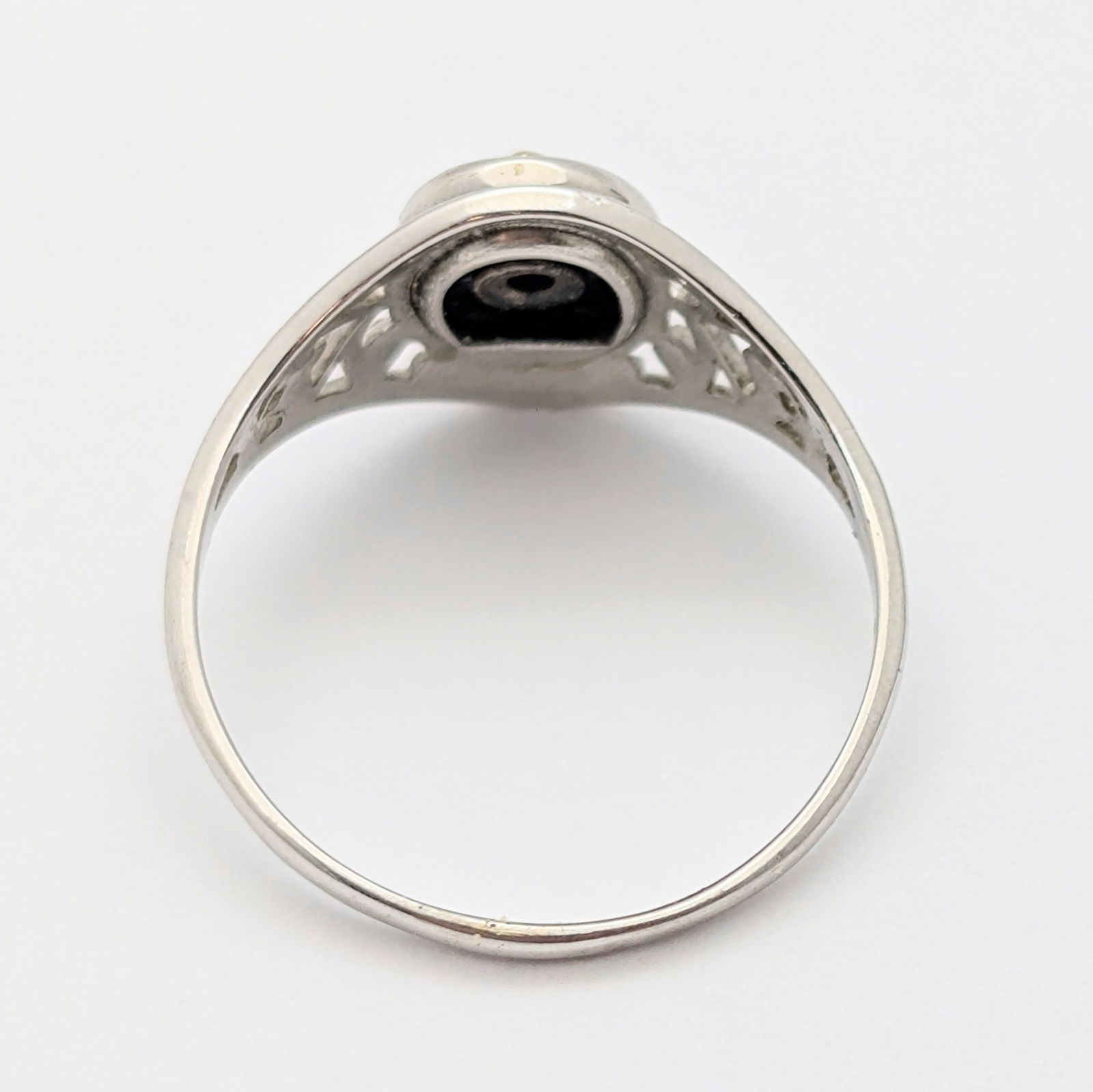 10K White Gold Onyx Filigree Ladies Ring - 1.45g - 3