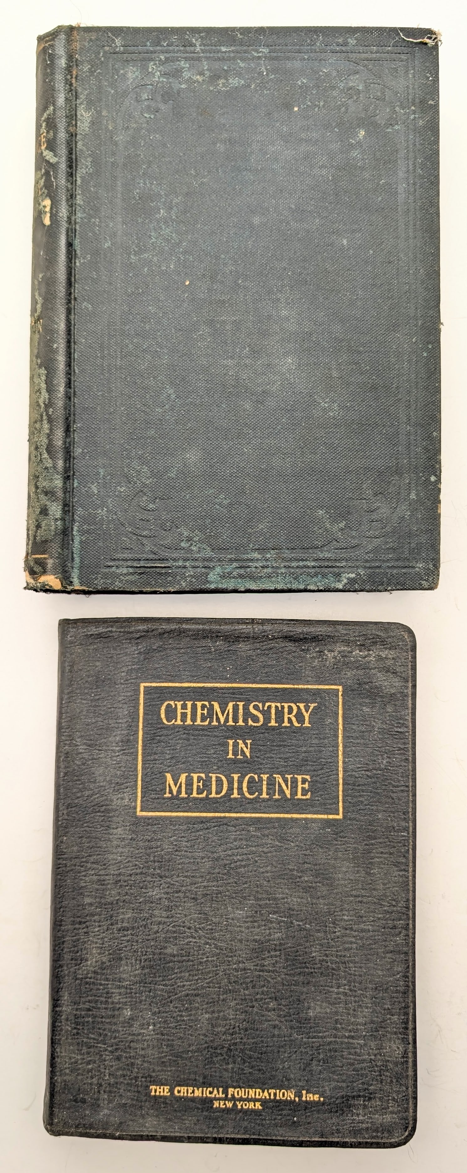 FEATURE Lot of 2 Vintage Medical Books - 2