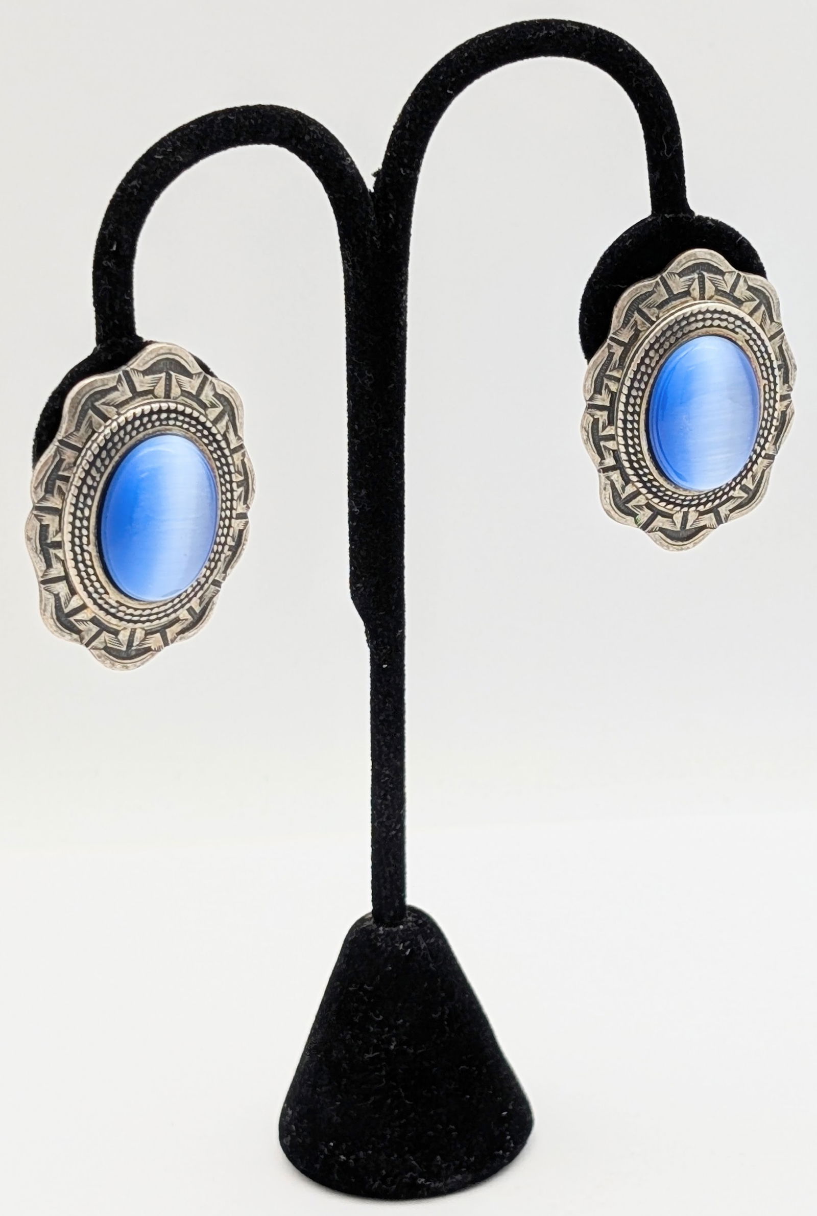 Vintage Etched Sterling Silver Blue Ladies Clip-on Earrings - 26.09g - 2