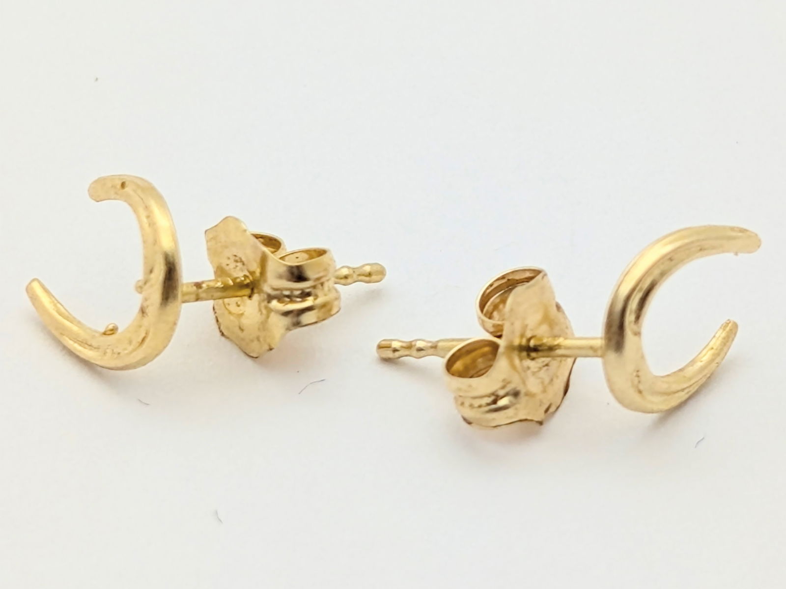 14K Gold Horseshoe Ladies Stud Earrings - 0.31g - 2