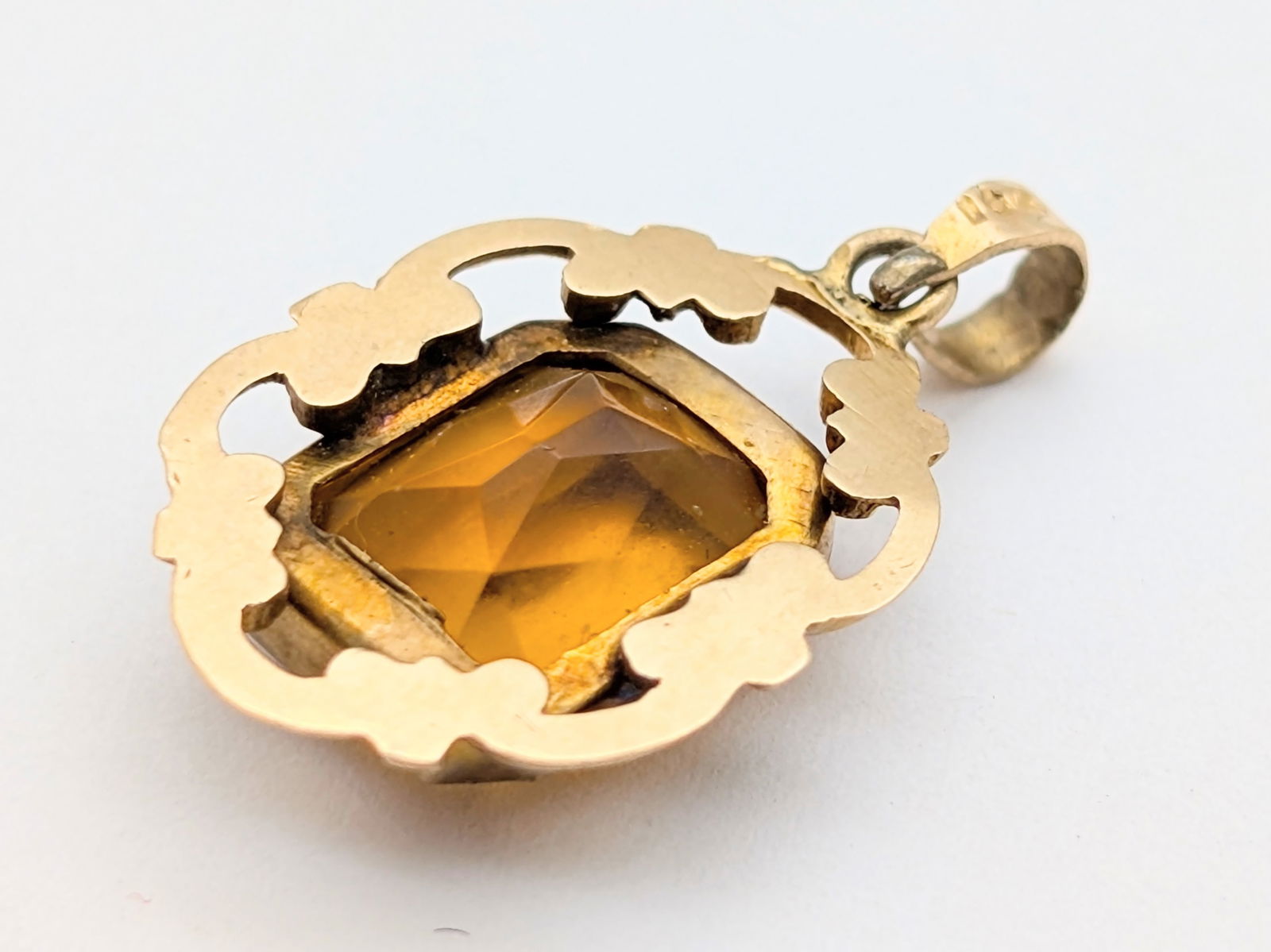 10K Gold Decorative Orange Gem Ladies Pendant - 1.42g - 3