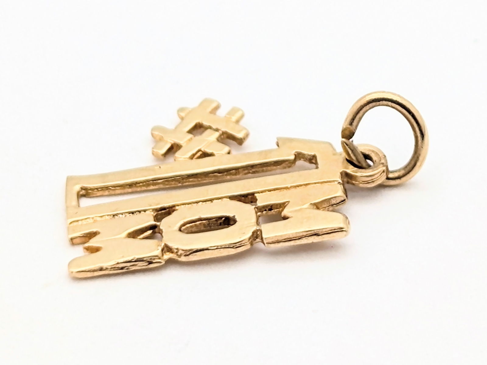 14K Gold "#1 Mom" Ladies Pendant - 0.52g - 2