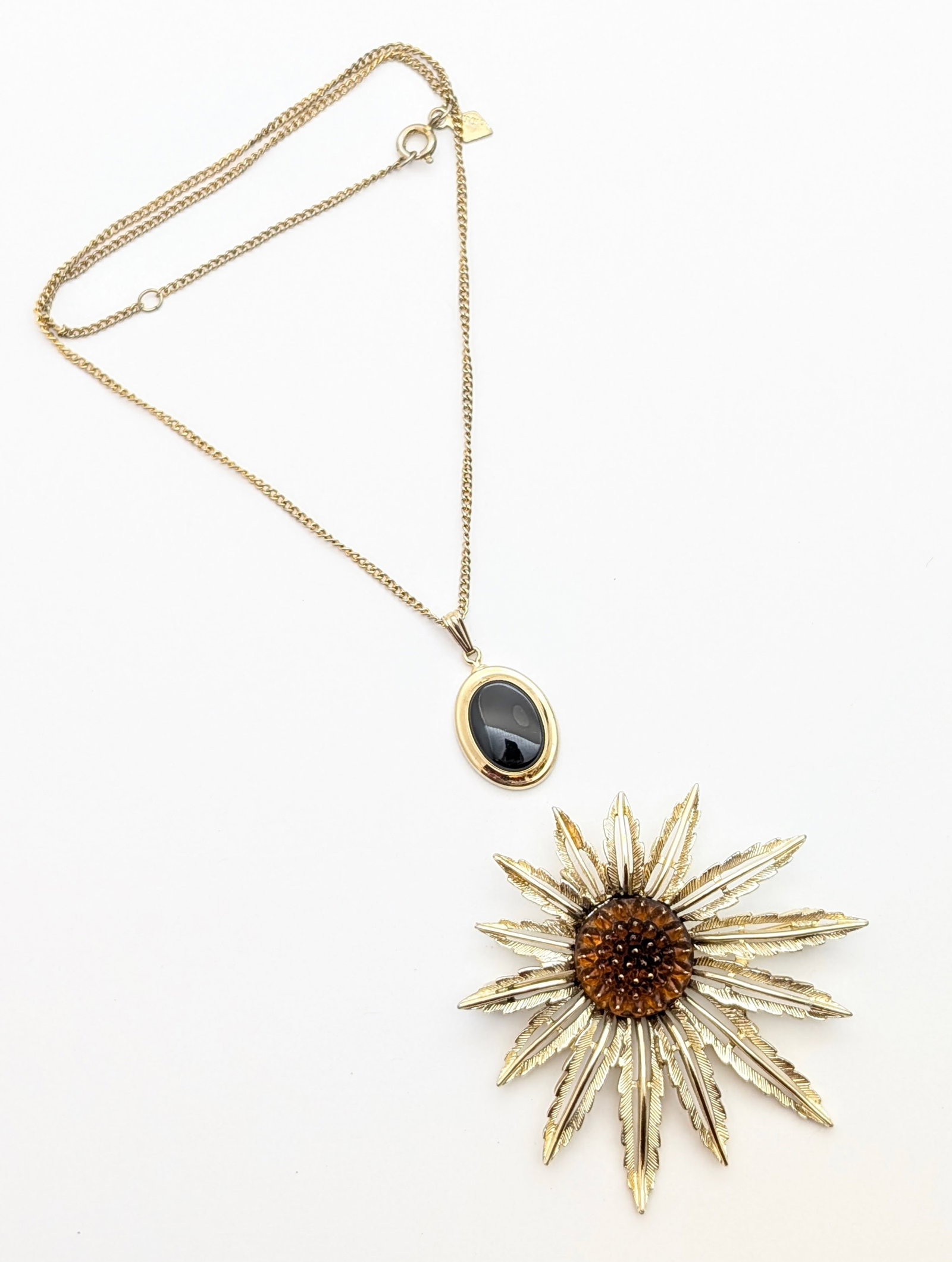 Lot of 2 Sarah Coventry Pieces - Black Oval Necklace & Flower Brooch: Jewelry 