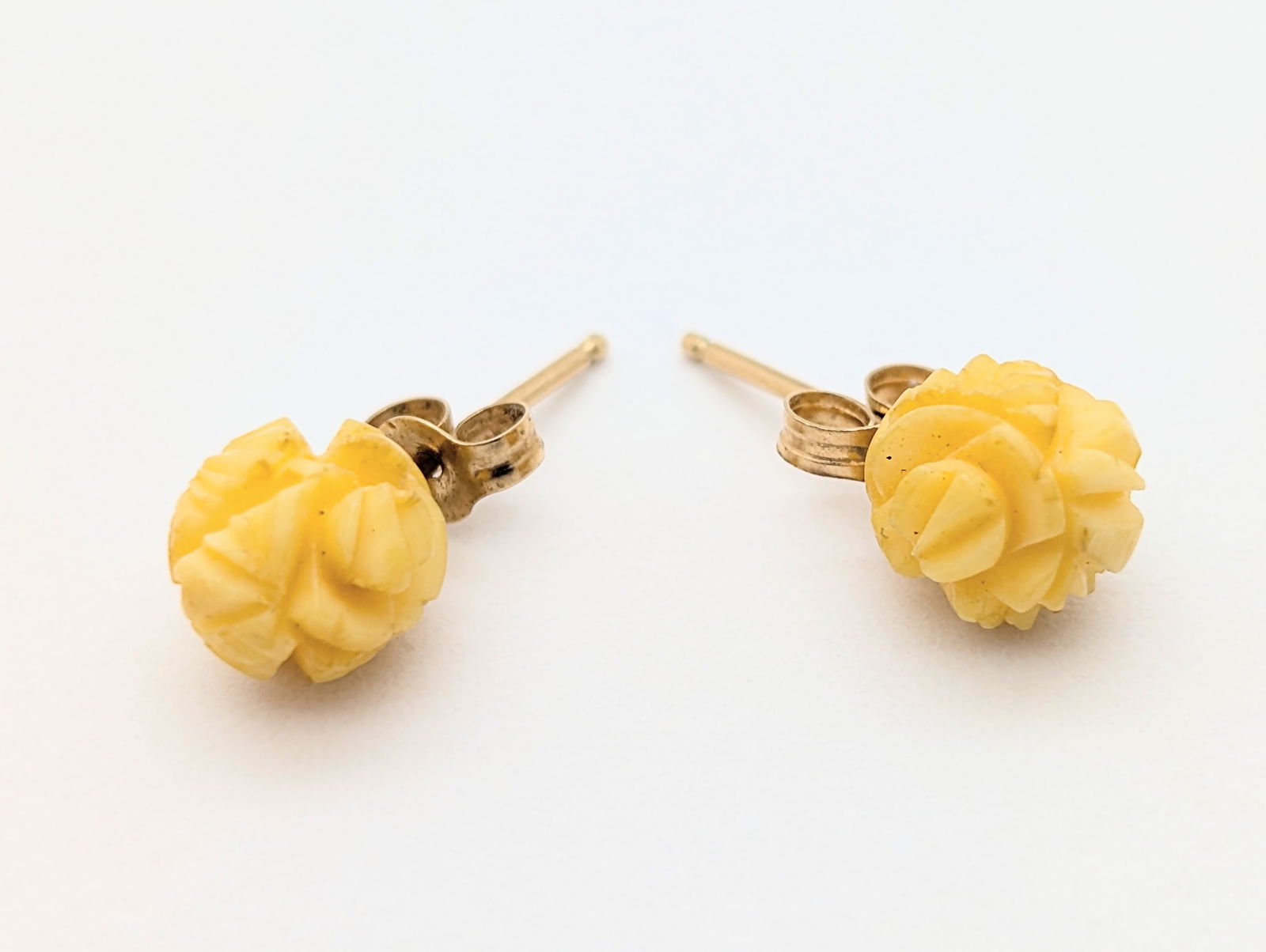 14K Gold Vintage Carved Ladies Stud Earrings - 0.58g: Jewelry 