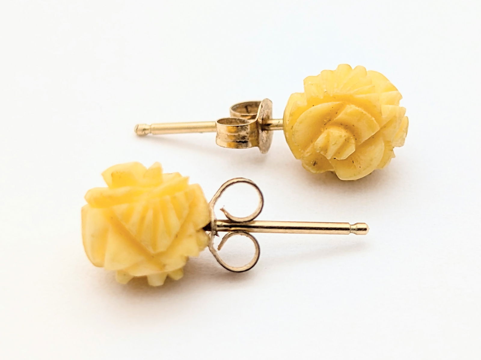14K Gold Vintage Carved Ladies Stud Earrings - 0.58g - 3