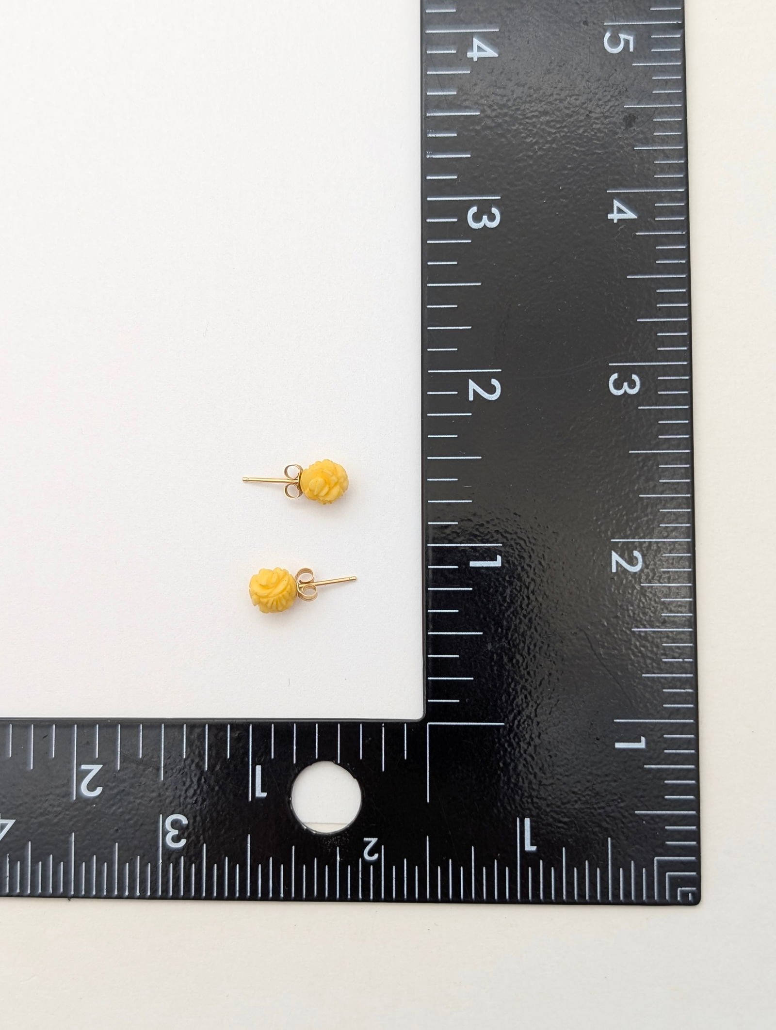 14K Gold Vintage Carved Ladies Stud Earrings - 0.58g - 4