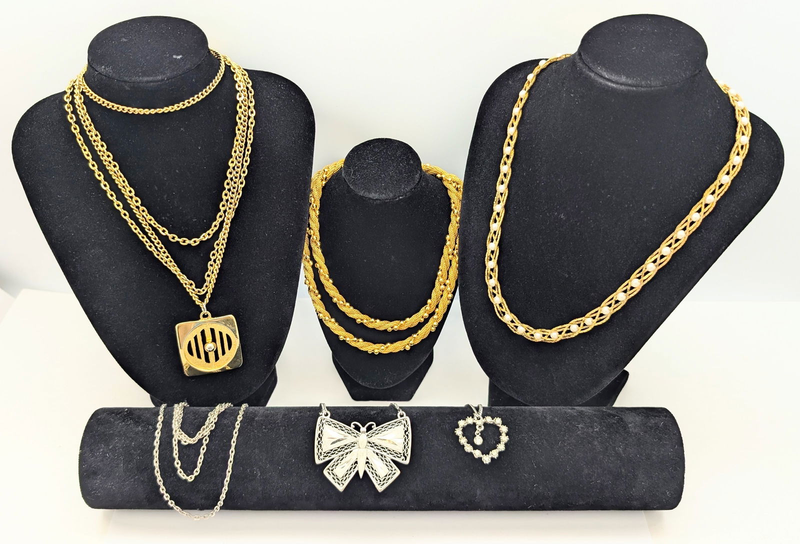 Large Lot of Ladies Necklaces- Silver and Gold Toned: Jewelry 